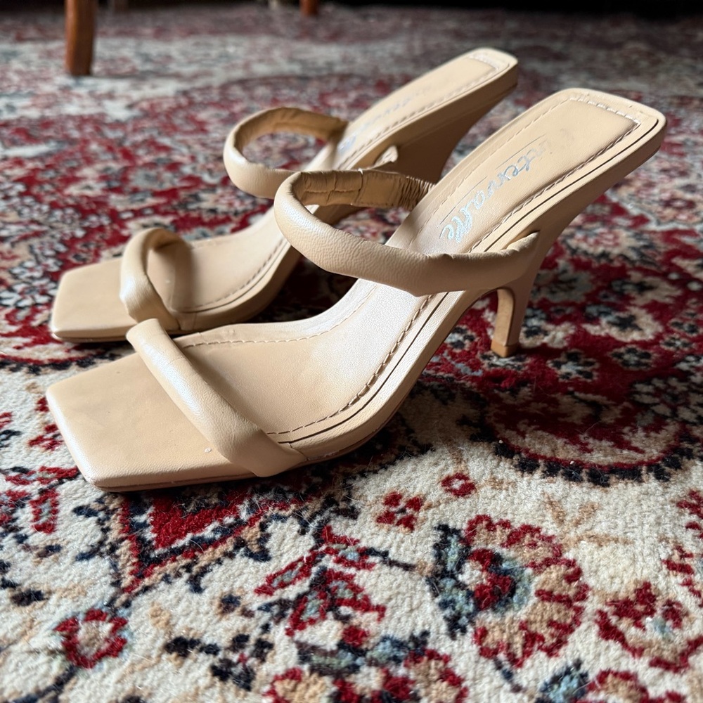 L’Intervalle Beige High Heels